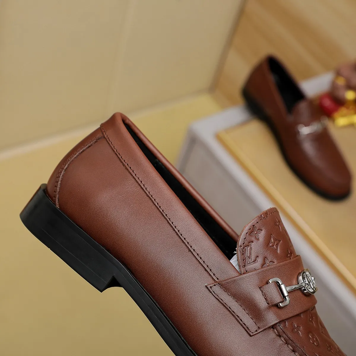 Men's shoes 460 💰 Louis Vuitton LV ® 🆕 model 🔛 full shoe counter, first layer cowhide, 🐂leather lining casual shoes for men, super soft outsole, a must-have for driving. Synchronized with the counter, original first layer cowhide, completely 1:1 mold customization 🌹 top version, color optional! Number: 38-44 (45.46 customized)